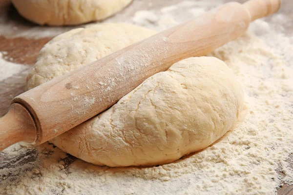Dough for pizza and rolling-pin — Stock Photo, Image
