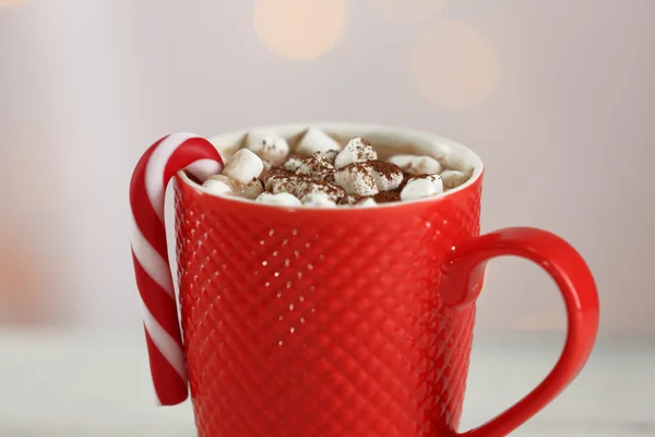 Eine Tasse leckeren Kakao und Eibisch auf verschwommenem Hintergrund — Stockfoto