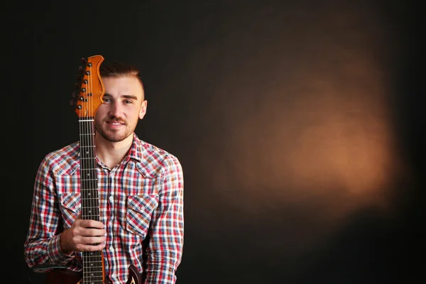 Junger Mann spielt E-Gitarre — Stockfoto