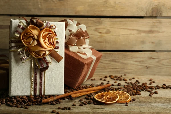 礼品与弓箭和咖啡粒 — 图库照片