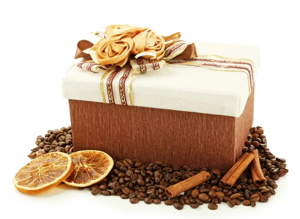 Schönes Geschenk mit Schleife und Kaffeekörnern — Stockfoto