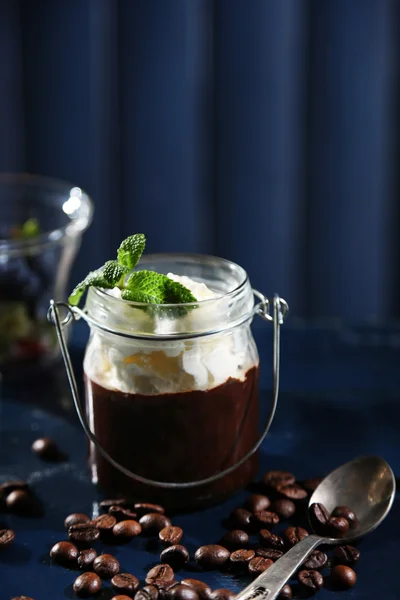 Čokoládový dezert ve skle se šlehačkou — Stock fotografie