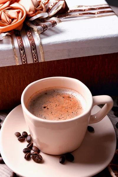 Bellissimo regalo, tazza con caffè e chicchi di caffè — Foto Stock