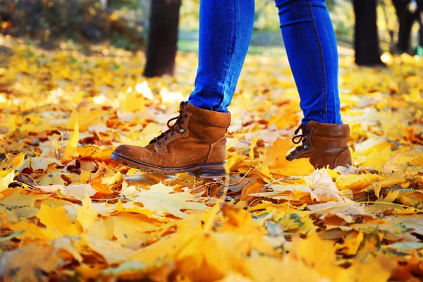 Pernas femininas em botas — Fotografia de Stock