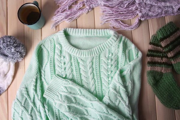 Taza de té y ropa de abrigo —  Fotos de Stock