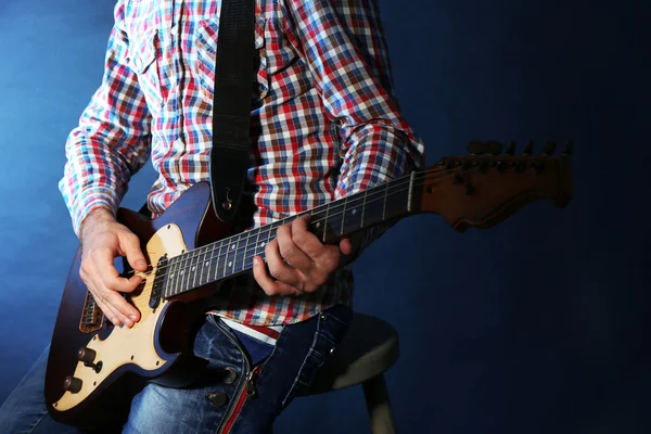 Junger Mann spielt auf E-Gitarre — Stockfoto