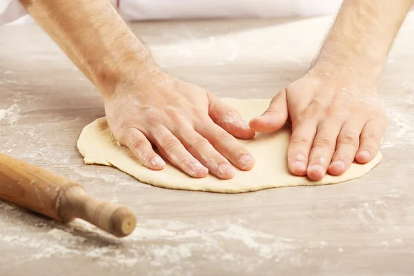 Manos preparando base de masa para pizza — Foto de Stock