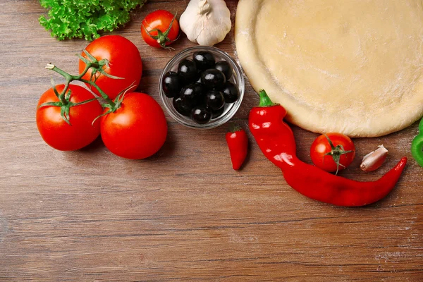 Deeg basis en ingrediënten voor pizza — Stockfoto