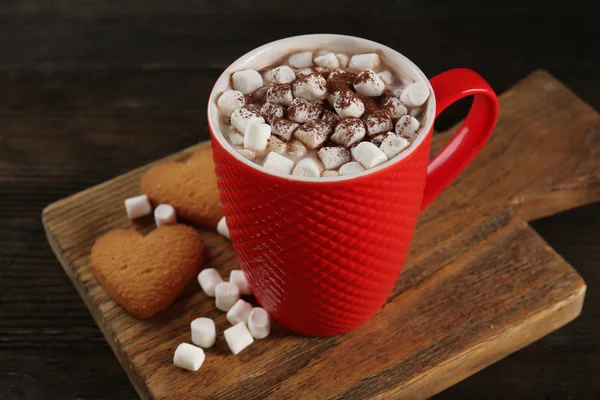 Une tasse de cacao savoureux et guimauve sur la table — Photo