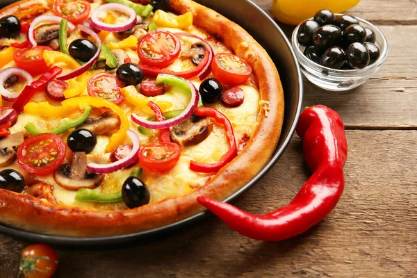 Heerlijke pizza met groenten, op houten tafel, close-up — Stockfoto