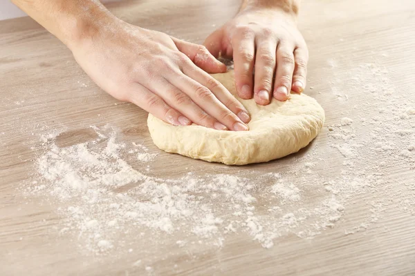 Händer knåda degen för pizza — Stockfoto