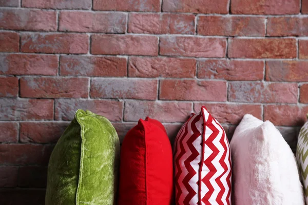 Pilha de travesseiros multicoloridos — Fotografia de Stock