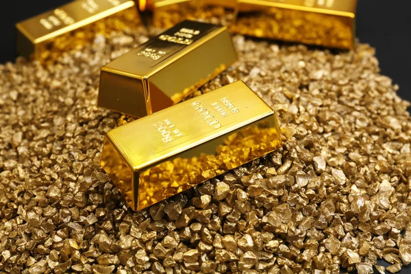 Gold bars on nugget grains — Stock Photo, Image