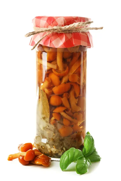 Pyszne grzyby marynowane w szklanym słoju na białym tle — Zdjęcie stockowe