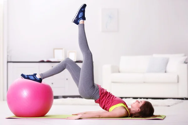 Chica haciendo ejercicios con la bola en forma —  Fotos de Stock
