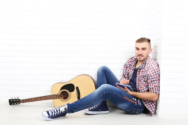 Молодой музыкант с гитарой — стоковое фото