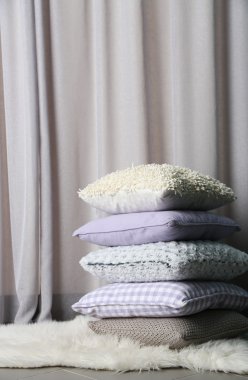 çok renkli yastıklar yığını