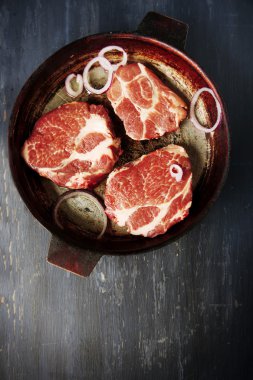 Pan ve baharat renk ahşap arka plan üzerinde mermer sığır eti biftek