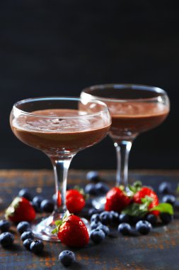 Gözlük ve renk ahşap arka plan üzerinde taze çilek çikolata tatlı