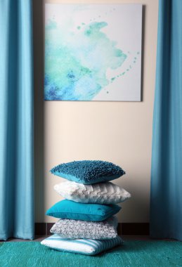 çok renkli yastıklar yığını