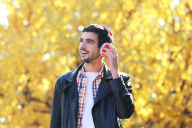 Adam bir parkta müzik dinlemek 