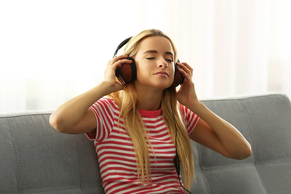 Mujer sentada y escuchando música —  Fotos de Stock