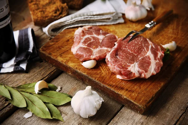 Bife de carne marmorizada e especiarias em fundo de madeira — Fotografia de Stock