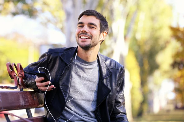 Man listening to music outdoors — Stock Photo, Image