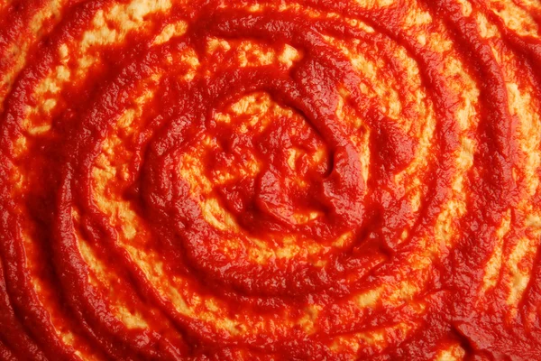 Pizzadeg med tomatsås, närbild — Stockfoto