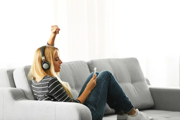 Mujer sentada y escuchando música —  Fotos de Stock