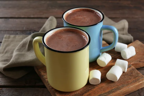 Smaczne kakao w metalowe kubki staromodny i ptasie mleczko na stole — Zdjęcie stockowe