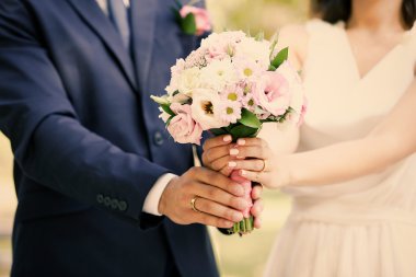Gelin ve damat düğün buketiyle 