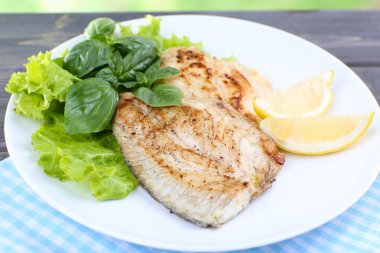 Balık fileto Yeşiller ve limon tablo ile tabak kapat
