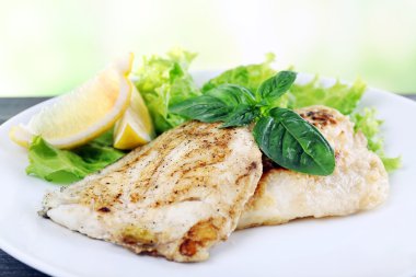 Balık fileto Yeşiller ve parlak zemin üzerine limon ile tabak