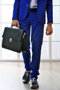 Çantası olan bir iş adamı. 