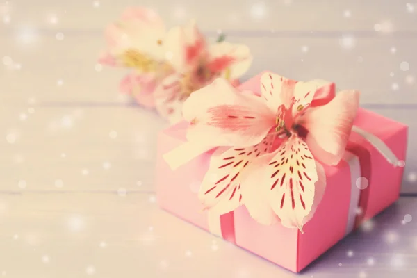 Bella confezione regalo con fiori freschi — Foto Stock