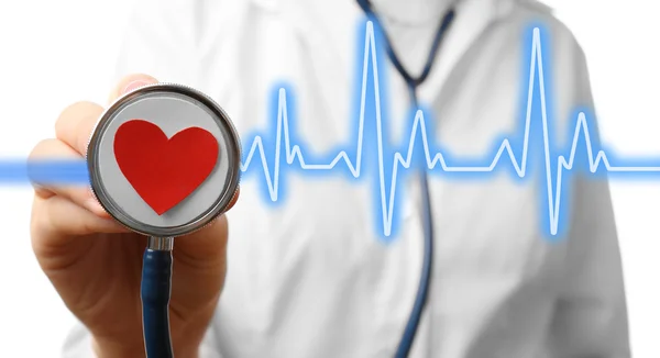 Stetoskop z sercem w ręce lekarza — Zdjęcie stockowe