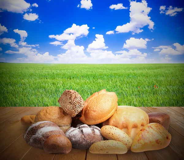 Pane fresco sul tavolo di legno — Foto Stock