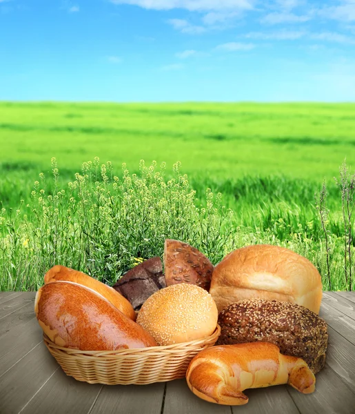 Frisches Brot auf Holztisch — Stockfoto