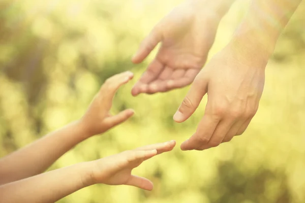 Hände von Vater und Tochter — Stockfoto