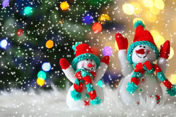 Bonecos de neve no fundo de Natal — Fotografia de Stock