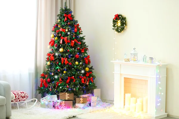 Árbol de Navidad perfecto con regalos — Foto de Stock