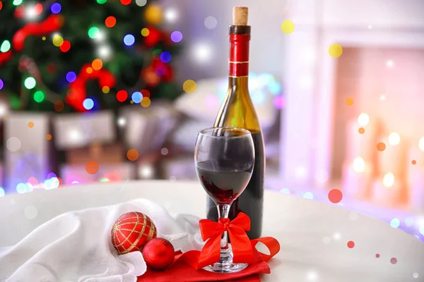 Şişe ve bir bardak şarap. — Stok fotoğraf