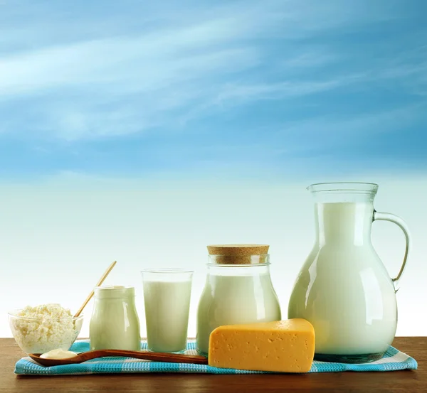 Productos lácteos en la mesa — Foto de Stock