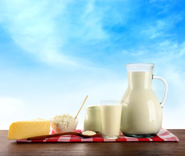Prodotti lattiero-caseari in tavola — Foto Stock