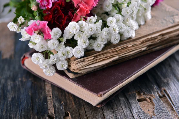 Livros antigos com flores bonitas — Fotografia de Stock