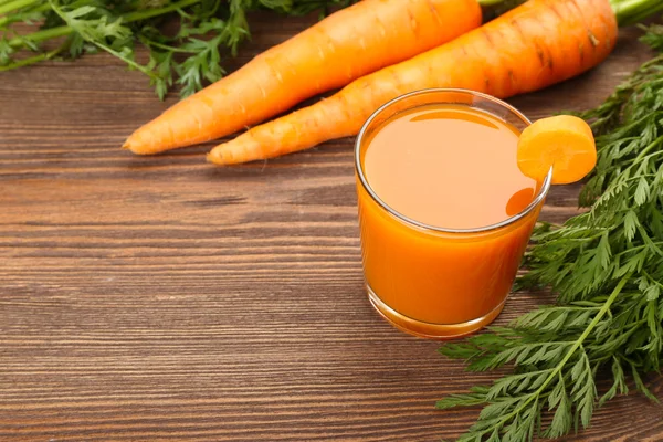 Copo de suco de cenoura com legumes — Fotografia de Stock