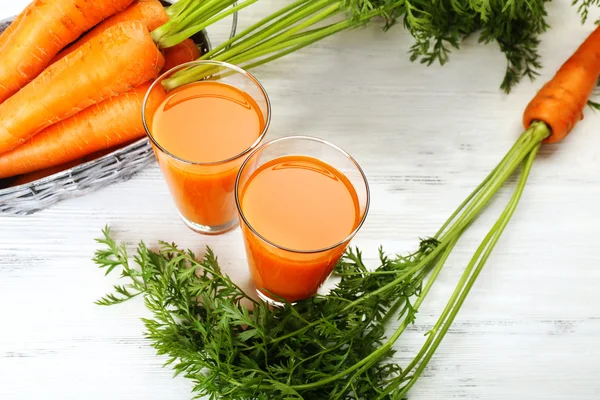 Glasögon med morotsjuice med grönsaker — Stockfoto