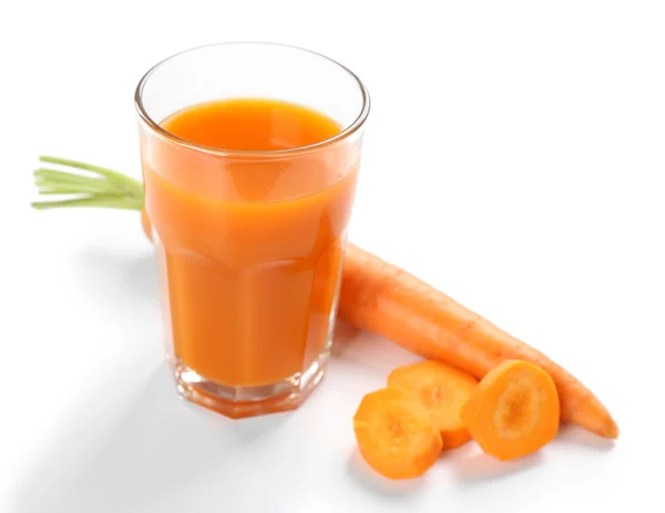 Стакан морковного сока с овощными ломтиками — стоковое фото