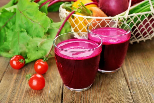 Glasögon av betor juice med grönsaker — Stockfoto